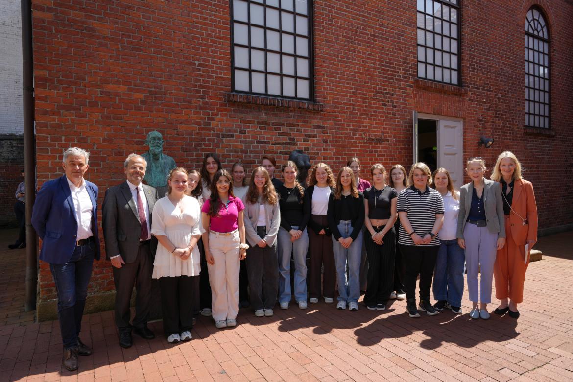 Die prämierten Teinehmer*innen des Leo Trepp Schülerpreis 2025 bei der Veranstaltung im Jüdischen Museum Rendsburg am 17. Juni 2025