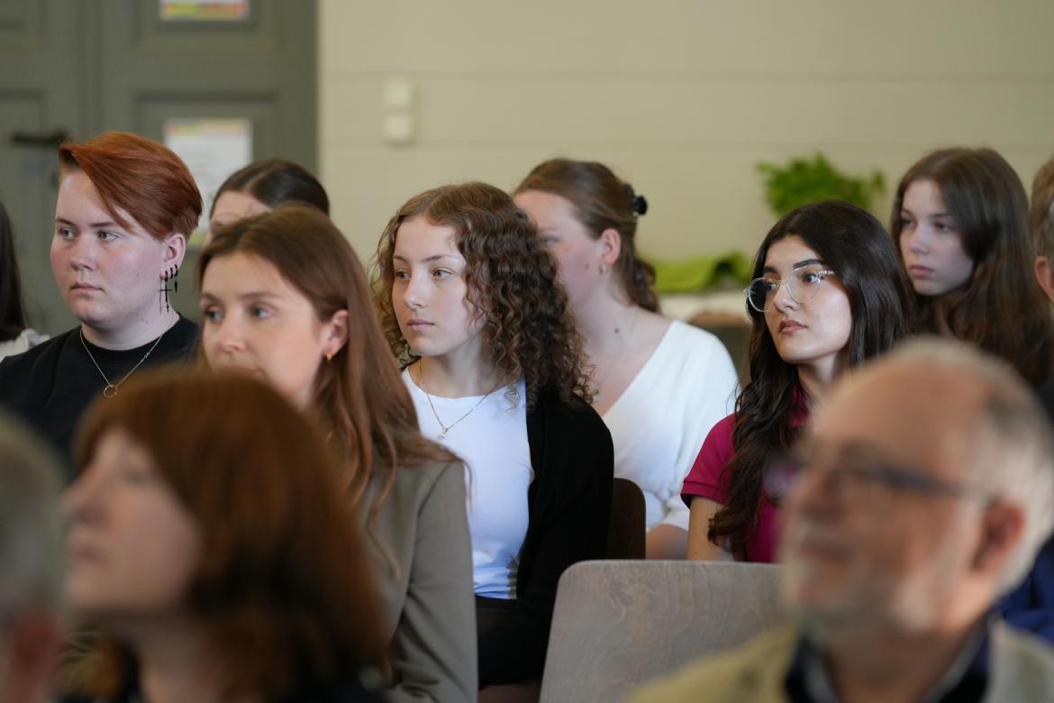 Die Schüler*innen während der Rede von Gunda Trepp