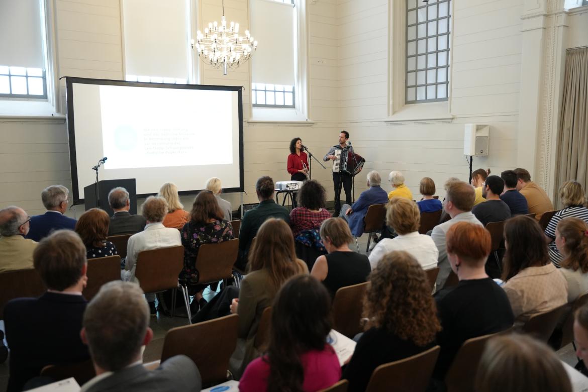 Der musikalische Beitrag der Folkband Folkadu während der Preisverleihung zum Leo Trepp-Schülerpreis 2025