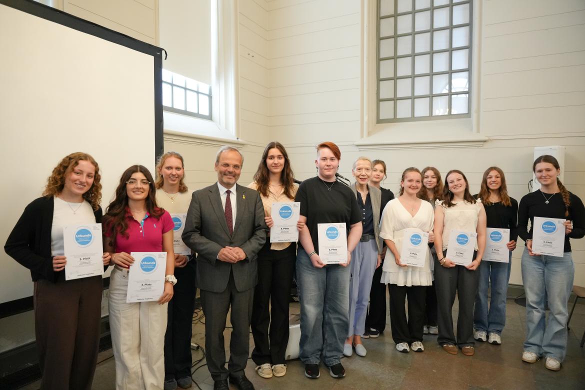 Die Preisträger*innen mit den Urkunden während der Preisverleihung am 17. Juni 2025 im Jüdischen Museum Rendsburg.